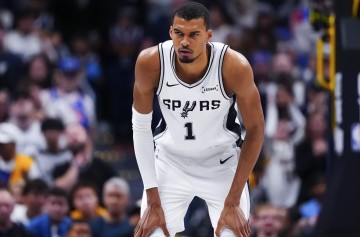 开云下载-39分15板5帽！文班成NBA历史第一人：东部冠军已无悬念！
